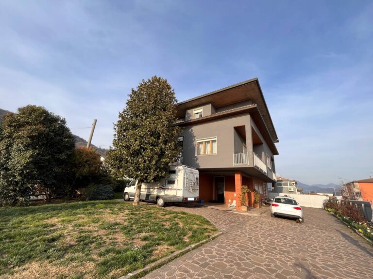 Villa Bifamiliare in Vendita a San Paolo d’Argon (Bergamo) di 9 locali, 3 camere, 4 bagni, 526.00 mq