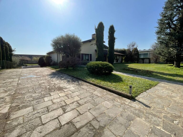 Villa singola in Vendita a Lallio (Bergamo) di 14 locali, 4 camere, 4 bagni, 579.00 mq