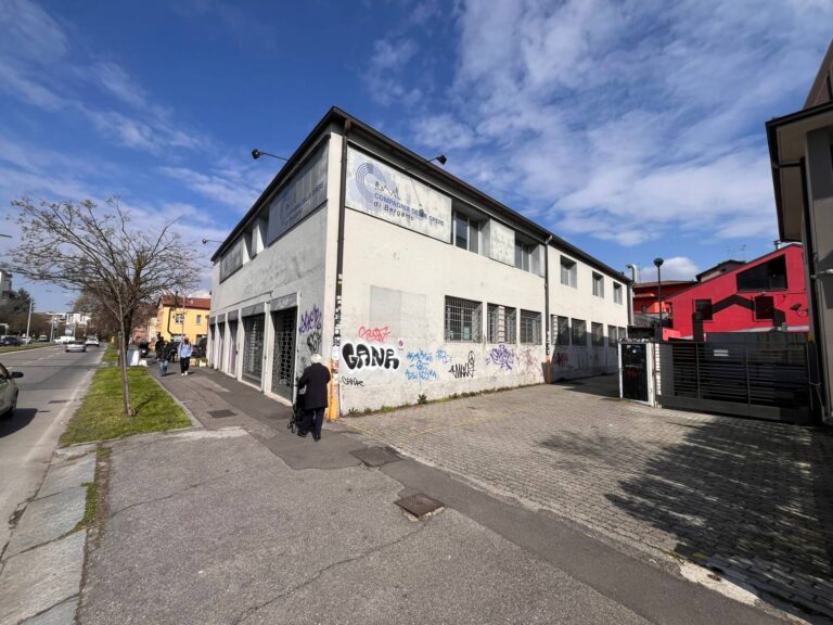 Locale commerciale in Vendita a Bergamo (Bergamo) di 29 locali, 12 bagni, 1000.00 mq