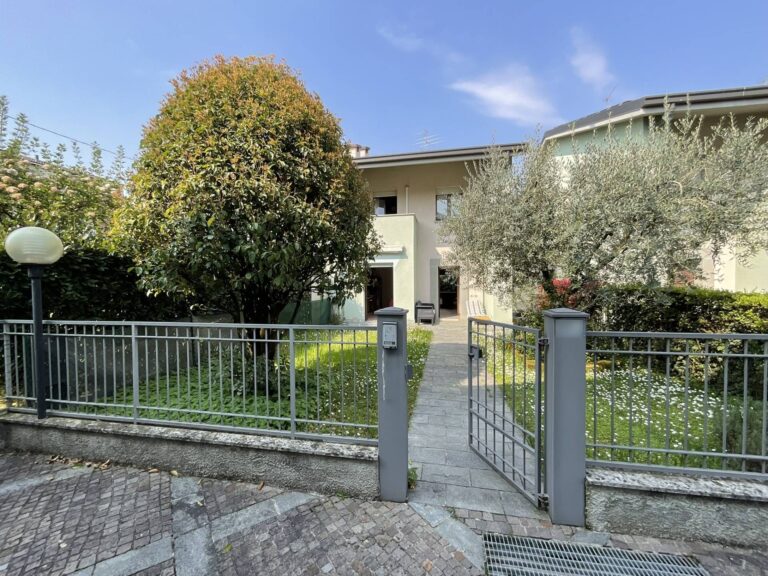 Villette a schiera in Vendita a Albano Sant’Alessandro (Bergamo) di 5 locali, 3 camere, 4 bagni, 280.00 mq