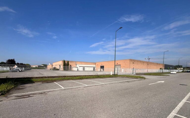 Capannone in Vendita a Cavernago (Bergamo) di 1875.00 mq