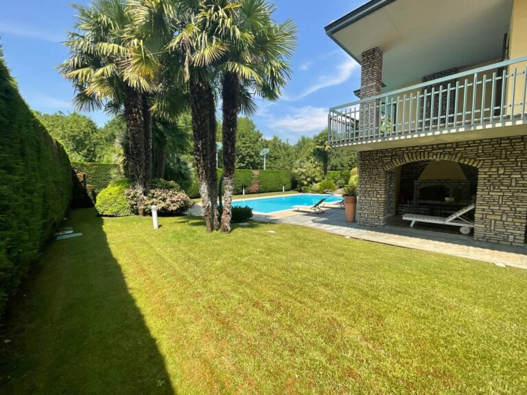 Villa singola in Vendita a Seriate (Bergamo) di 13 locali, 6 camere, 4 bagni, 688.00 mq