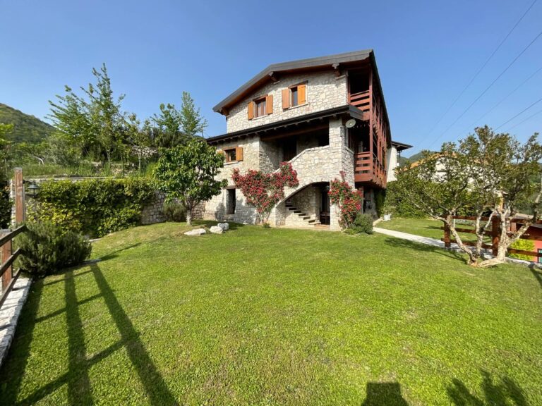 Villa singola in Vendita a Sorisole (Bergamo) di 8 locali, 4 camere, 2 bagni, 360.00 mq