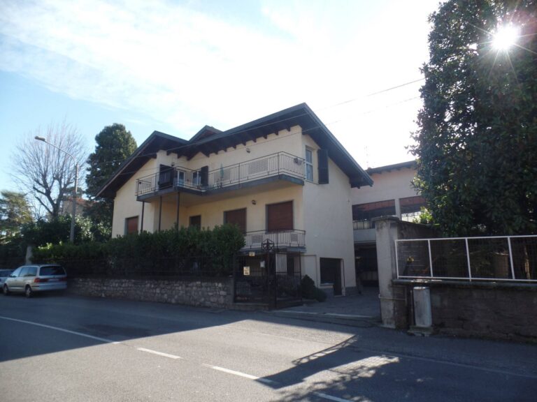 Villa singola in Vendita a Carugo (Como) di 10 locali, 3 camere, 2 bagni, 514.00 mq