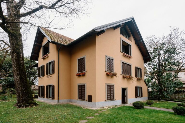 Villa Bifamiliare in Vendita a Bergamo (Bergamo) di 9 locali, 6 camere, 6 bagni, 458.00 mq