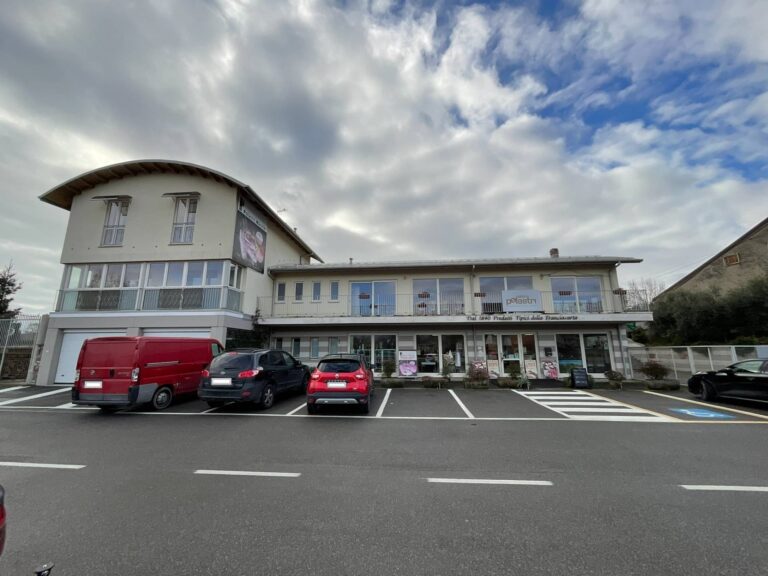 Locale commerciale in Vendita a Adro (Brescia) di 27 locali, 7 bagni, 919.00 mq