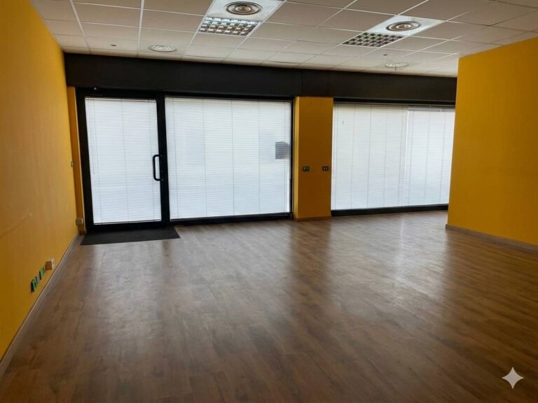 Locale commerciale in Vendita a Vaprio d’Adda (Milano) di 3 locali, 2 bagni, 125.00 mq