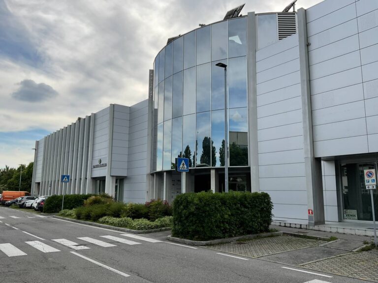 Locale commerciale in Vendita a Bergamo (Bergamo) di 18 locali, 4 bagni, 516.00 mq
