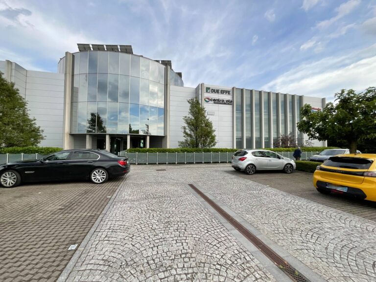 Locale commerciale in Vendita a Bergamo (Bergamo) di 11 locali, 2 bagni, 319.00 mq