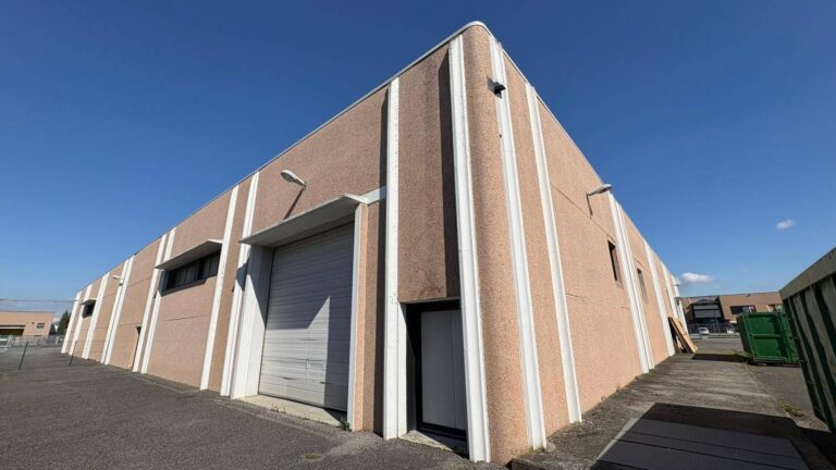 locale Commerciale in Vendita a Cavernago (Bergamo) di 3 bagni, 2880.00 mq