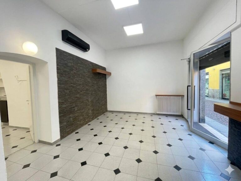Locale commerciale in Vendita a Treviglio (Bergamo) di 2 locali, 1 bagni, 65.00 mq
