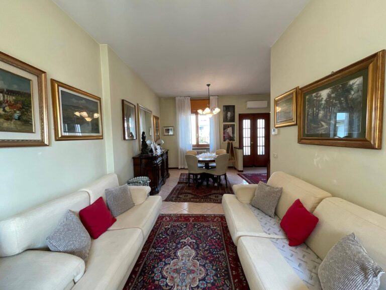Villa di Testa in Vendita a Seriate (Bergamo) di 4 locali, 2 camere, 2 bagni, 128.00 mq