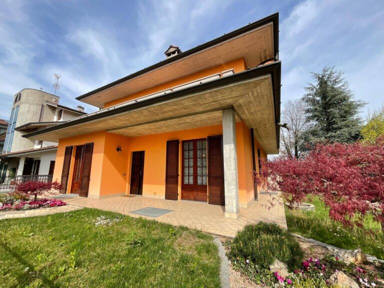 Villa Bifamiliare in Vendita a Dalmine (Bergamo) di 6 locali, 4 camere, 4 bagni, 358.00 mq