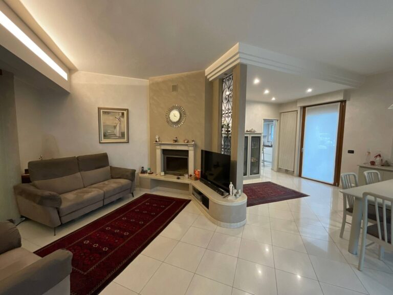 Villette a schiera in Vendita a Bergamo (Bergamo) di 6 locali, 5 camere, 3 bagni, 217.00 mq