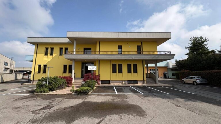 Locale commerciale in Affitto a Stezzano (Bergamo) di 11 locali, 5 bagni, 1080.00 mq