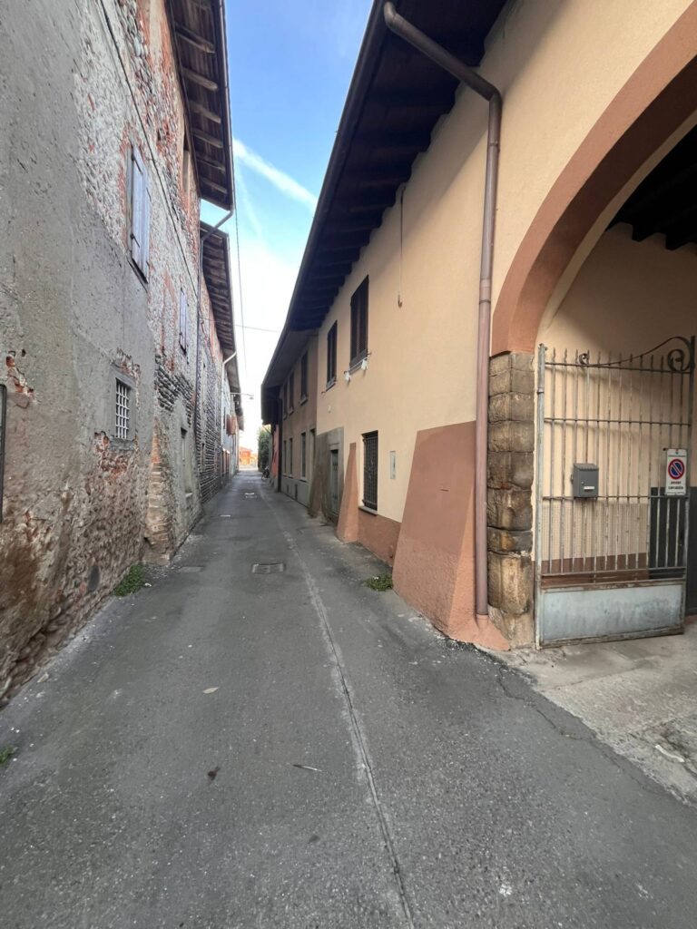 Fabbricato Terra-Cielo in Vendita a Urgnano (Bergamo) di 5 locali, 4 camere, 2 bagni, 204.00 mq
