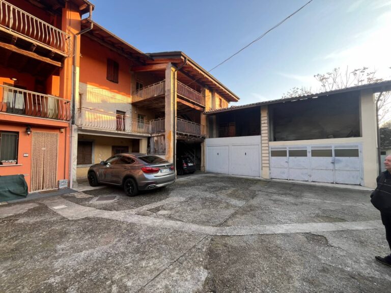 Fabbricato Terra-Cielo in Vendita a Urgnano (Bergamo) di 5 locali, 5 camere, 1 bagni, 340.00 mq