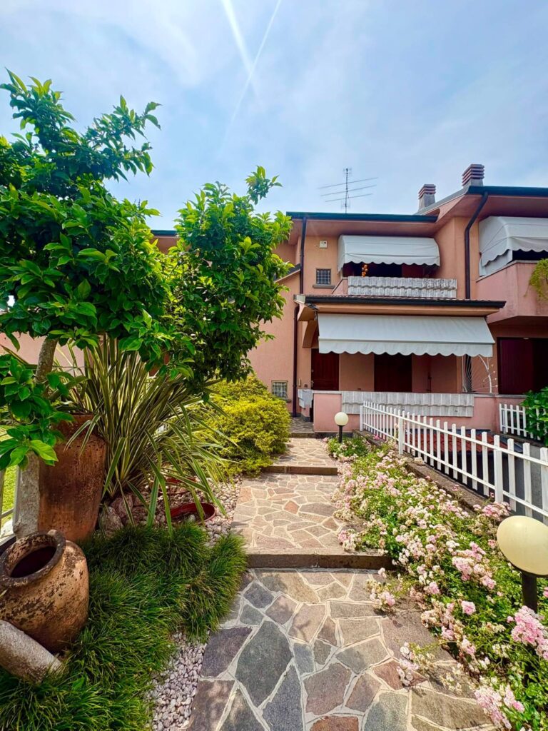 Villette a schiera in Vendita a Bottanuco (Bergamo) di 4 locali, 3 camere, 3 bagni, 180.00 mq