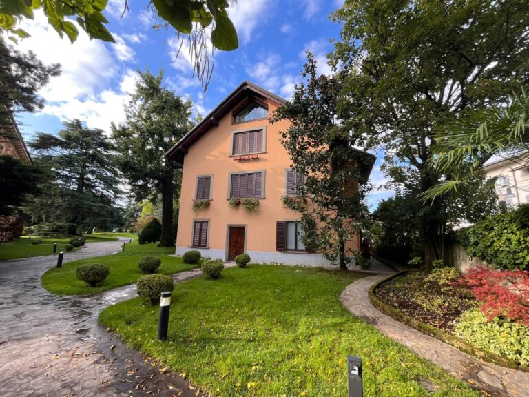 Villa Bifamiliare in Vendita a Bergamo (Bergamo) di 9 locali, 6 camere, 6 bagni, 458.00 mq