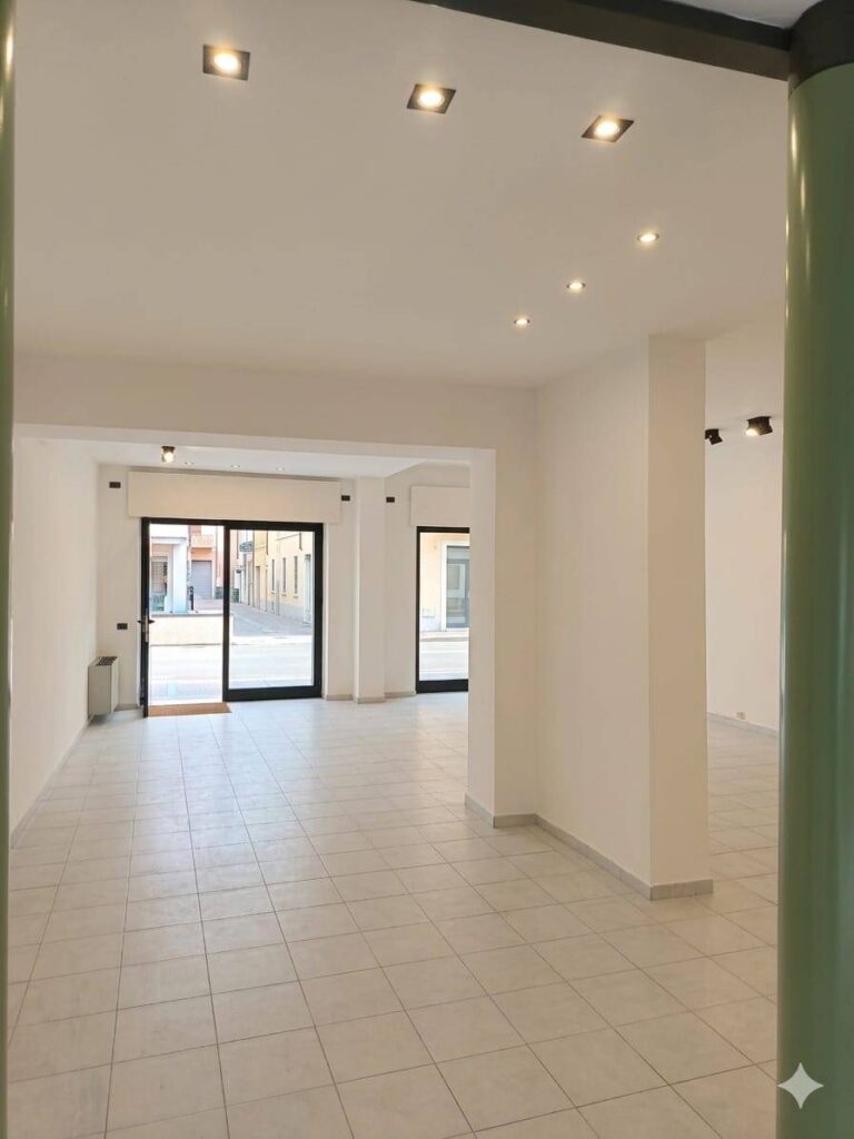 Locale commerciale in Affitto a Caravaggio (Bergamo) di 2 locali, 1 bagni, 86.00 mq