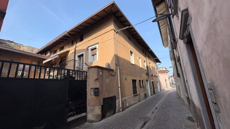 Fabbricato Terra-Cielo in Vendita a Palosco (Bergamo) di 8 locali, 6 camere, 4 bagni, 578.00 mq