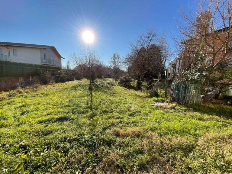 Terreno edificabile in Vendita a Bagnatica (Bergamo) di 950.00 mq
