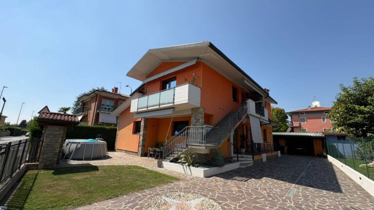 Villa singola in Vendita a Calcinate (Bergamo) di 9 locali, 6 camere, 4 bagni, 361.00 mq